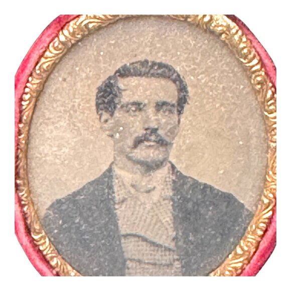 Antique Rare Victorian Oval Daguerrotype Union Case Man Mini Portrait READ - Picture 9 of 9